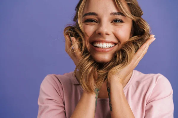 Fechar Uma Jovem Sorridente Olhando Para Câmera Isolada Sobre Fundo — Fotografia de Stock