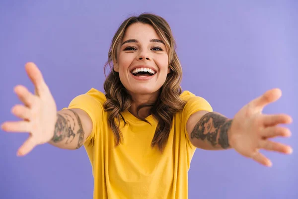 Menina Bonita Feliz Rindo Enquanto Estendia Mãos Câmera Isolada Sobre — Fotografia de Stock