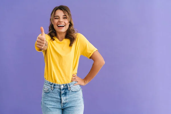 Glädjande Vacker Trevlig Flicka Blinkar Och Visar Tummen Upp Isolerade — Stockfoto