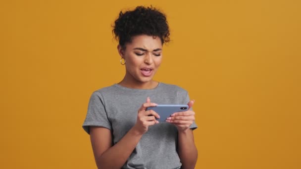 Una Mujer Americana Agradable Sorprendida Que Usa Camiseta Básica Gris — Vídeo de stock