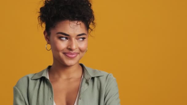 Una Vista Cerca Una Sonriente Mujer Americana Positiva Está Mirando — Vídeos de Stock