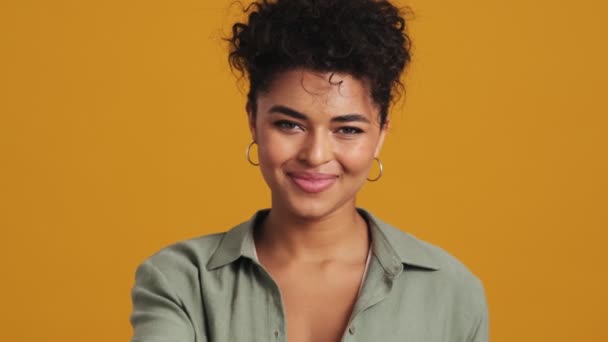 Una Vista Cerca Una Sonriente Mujer Americana Está Mostrando Gesto — Vídeos de Stock