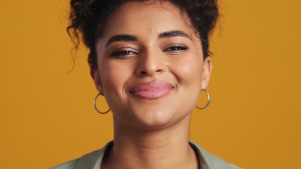 Una Vista Cerca Una Mujer Americana Sonriente Está Mirando Cámara — Vídeos de Stock