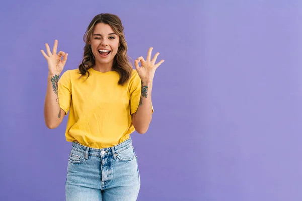 Portret Van Een Mooie Opgewonden Jonge Casual Vrouw Geïsoleerd Blauwe — Stockfoto