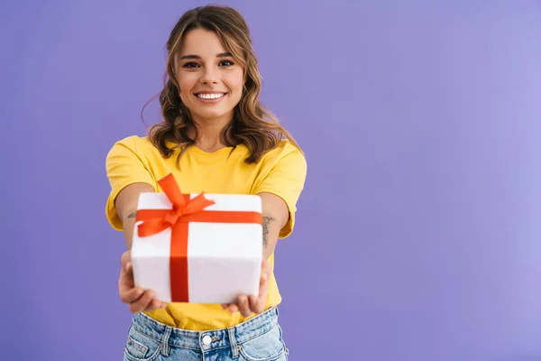 Feliz Hermosa Chica Bonita Sonriendo Extendiendo Caja Regalo Aislado Sobre — Foto de Stock