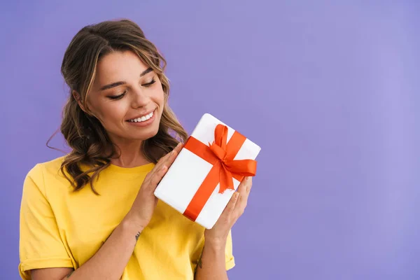 Щаслива Красива Гарна Дівчина Посміхається Позуючи Подарунковою Коробкою Ізольовано Фіолетовому — стокове фото