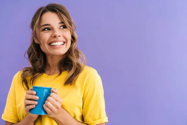 Glad Vacker Trevlig Flicka Ler Medan Dricker Kaffe Isolerad Över — Stockfoto