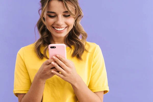 Feliz Hermosa Chica Sonriendo Mientras Utiliza Teléfono Móvil Aislado Sobre — Foto de Stock