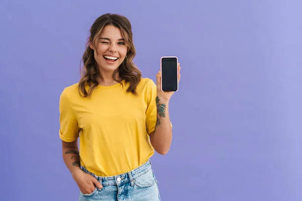 Усміхнена Молода Жінка Показуючи Порожній Екран Смартфона Ізольовано Синьому Фоні — стокове фото