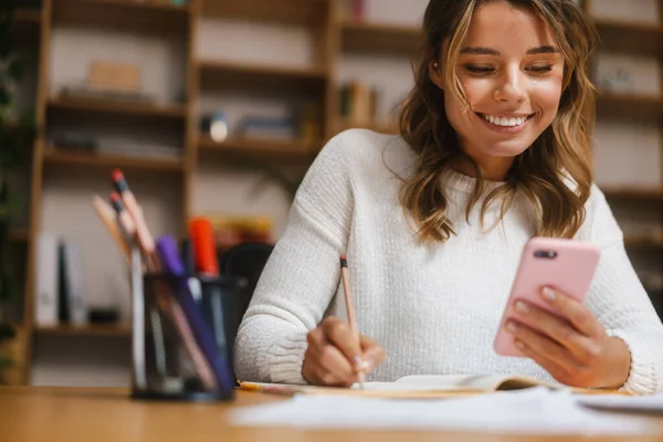 Sorrindo Atraente Jovem Empresária Usando Telefone Celular Enquanto Trabalhava Com — Fotografia de Stock