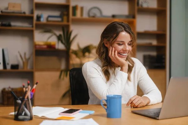 Mooie Jonge Vrouw Manager Een Video Gesprek Laptop Computer Terwijl — Stockfoto