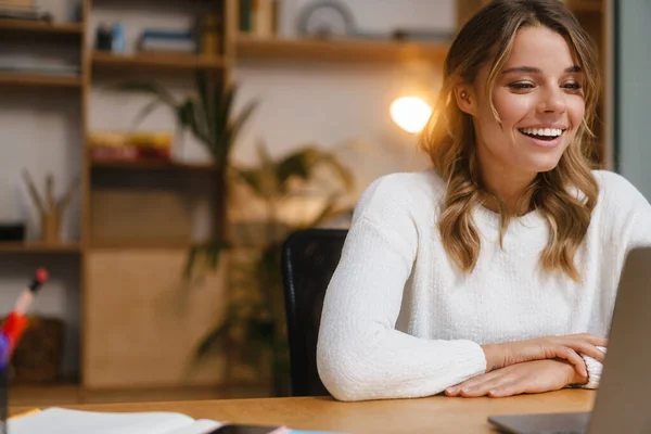 Vacker Ung Kvinna Manager Ett Videosamtal Bärbar Dator Medan Sitter — Stockfoto