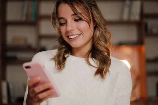 Primer Plano Una Mujer Atractiva Sonriente Usando Teléfono Móvil Mientras — Foto de Stock