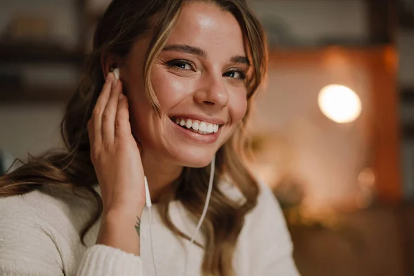 Close Van Een Mooie Lachende Vrouw Koptelefoon Kantoor — Stockfoto