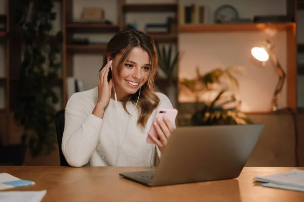 Close Pretty Smiling Woman Earphones Office Sitting Desk Laptop Mobile — Stock Photo, Image