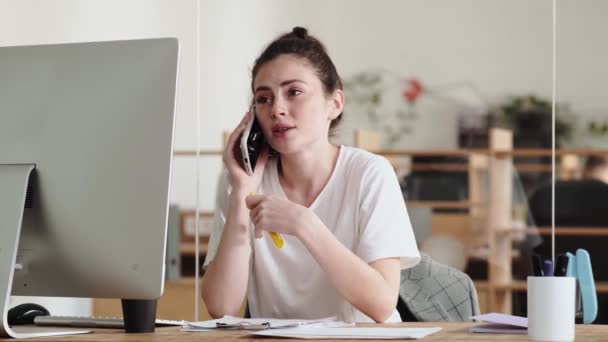Usmívající Žena Mluví Telefonu Kontroluje Papíry Zatímco Sedí Kanceláři — Stock video
