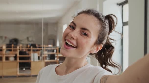 Mujer Sonriente Filmando Video Cámara Mientras Sostiene Sus Manos Oficina — Vídeo de stock