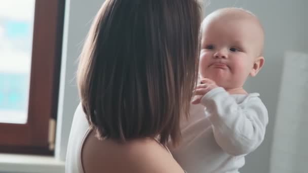 Vista Cerca Una Mamá Sosteniendo Pequeño Bebé Mientras Está Sentada — Vídeos de Stock