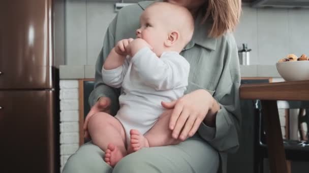 Zbliżenie Małe Dziecko Siedzące Ramionach Mamy Kuchni — Wideo stockowe