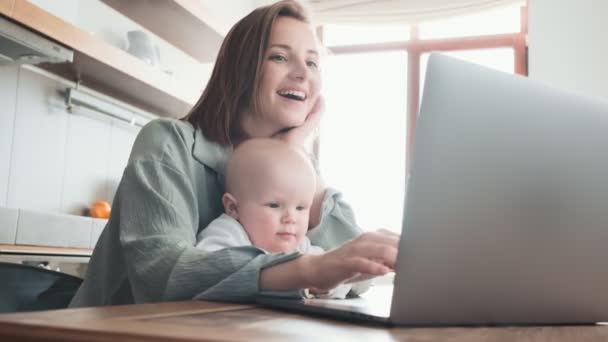 Close Vista Mãe Positiva Procura Algo Laptop Dando Seu Bebê — Vídeo de Stock