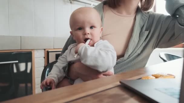Nahaufnahme Eines Kindes Das Einen Stift Lutscht Während Mamas Armen — Stockvideo