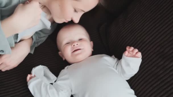 Close Tiro Uma Criança Pequena Com Guardanapo Suas Mãos Mãe — Vídeo de Stock