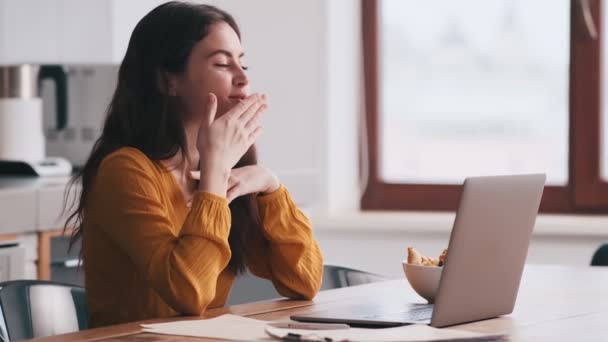 Widok Boku Pozytywna Kobieta Rozmawia Wideo Rozmowy Laptopie Dmuchanie Pocałunek — Wideo stockowe