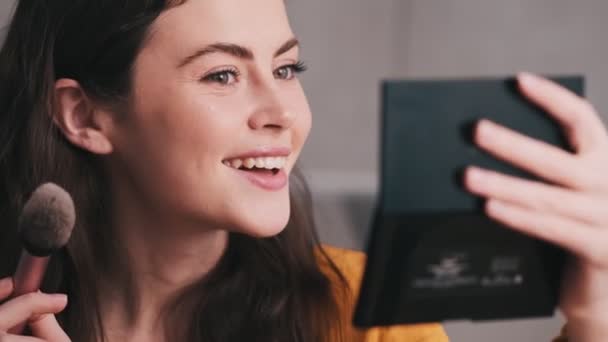 Una Vista Cerca Una Mujer Positiva Mirando Una Paleta Sombras — Vídeo de stock