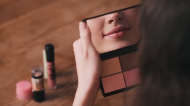 Vue Arrière Une Femme Regardant Son Sourire Dans Miroir Palette — Video