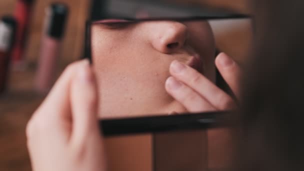 Eine Rückansicht Einer Frau Die Ihr Gesicht Spiegel Betrachtet — Stockvideo