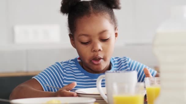 Fetiță Africană Mănâncă Micul Dejun Muesli Lapte — Videoclip de stoc