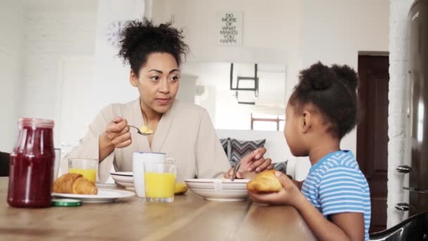 Una Sonriente Familia Africana Mamá Hija Desayunando Mientras Están Sentadas — Vídeo de stock