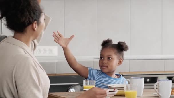 Família Africana Sorridente Mãe Filha Brincando Com Mãos Café Manhã — Vídeo de Stock