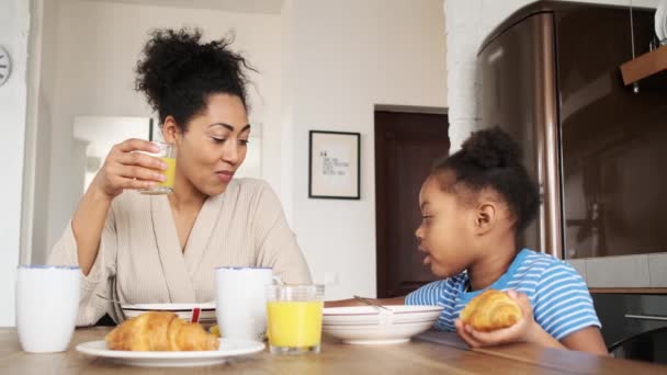 Позитивна Африканська Сім Мама Дочка Розмовляють Тримають Руки Їдять Сніданок — стокове відео