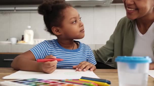 Una Sorridente Bambina Africana Che Disegna Qualcosa Con Pennarello Sulla — Video Stock