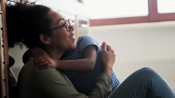 Eine Lächelnde Afrikanische Tochter Berührt Das Gesicht Ihrer Mutter Während — Stockvideo