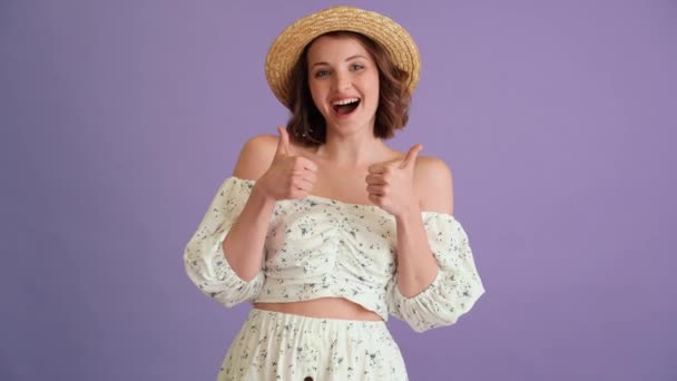 Una Mujer Sonriente Con Pelo Corto Vestido Sombrero Que Muestra — Vídeos de Stock