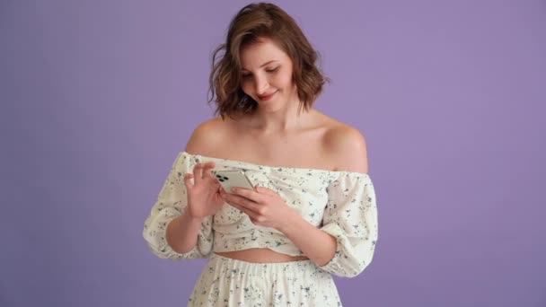 Una Mujer Riendo Vestido Mirando Algo Teléfono Estudio Púrpura — Vídeos de Stock