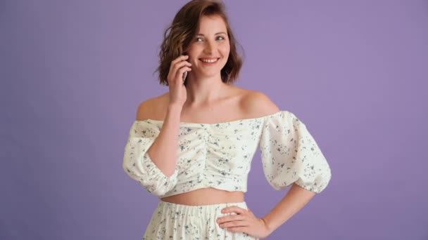 Una Mujer Sonriente Vestido Hablando Por Teléfono Estudio Púrpura — Vídeos de Stock