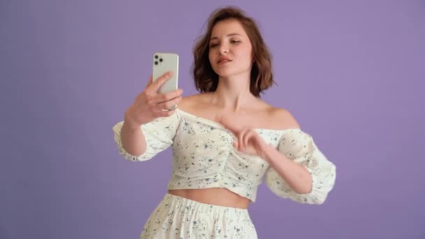 Uma Mulher Sorrindo Vestido Tirando Selfies Telefone Verificando Fotos Estúdio — Vídeo de Stock