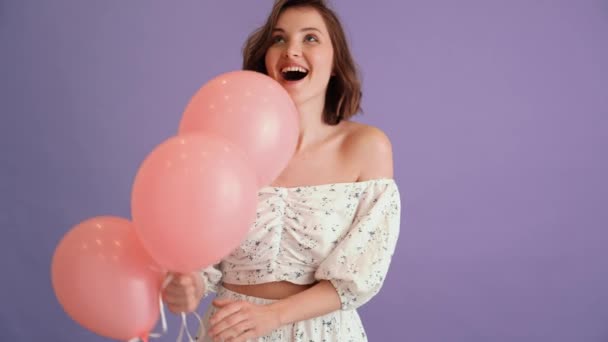 Szczęśliwa Kobieta Sukience Krótkimi Włosami Trzymająca Różowe Balony Dłoni Wysyłająca — Wideo stockowe