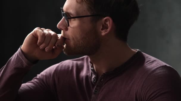 Primer Plano Hombre Pensativo Gafas Con Lápiz Las Manos Mientras — Vídeo de stock