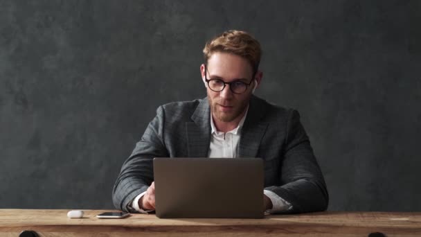 Uomo Positivo Abito Ufficio Occhiali Digitando Sul Computer Portatile Parlando — Video Stock