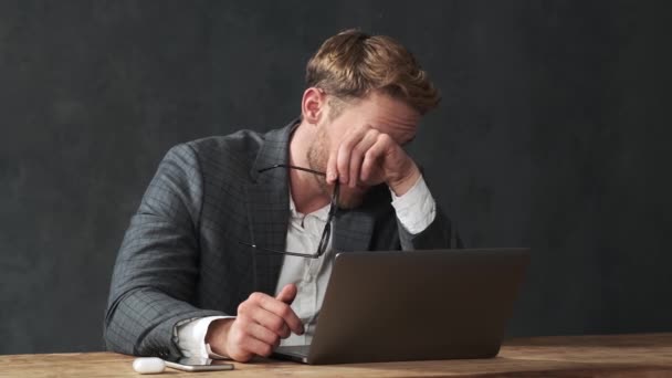 Hombre Cansado Traje Oficina Descansando Del Trabajo Una Computadora Portátil — Vídeo de stock