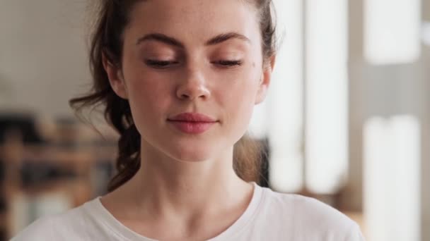 Vista Cerca Mujer Sonriente Camiseta Abriendo Los Ojos Cámara Mientras — Vídeo de stock