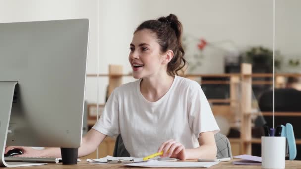 Mujer Gratamente Sorprendida Mirando Monitor Escribiendo Algo Teclado Mientras Está — Vídeo de stock