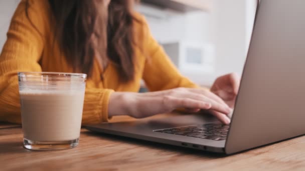 Primer Plano Las Manos Femeninas Escribiendo Teclado Portátil Una Mesa — Vídeos de Stock