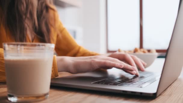 Vista Lateral Las Manos Femeninas Escribiendo Teclado Portátil Una Mesa — Vídeo de stock