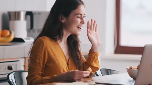 Vue Latérale Femme Souriante Parlant Par Appel Vidéo Sur Ordinateur — Video