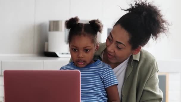 Una Madre Africana Sonriente Diciendo Algo Oído Pequeña Hija Abrazándola — Vídeos de Stock